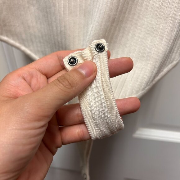 Abercrombie & Fitch Long Sleeve Bodysuit in Cream - Picture 4 of 5